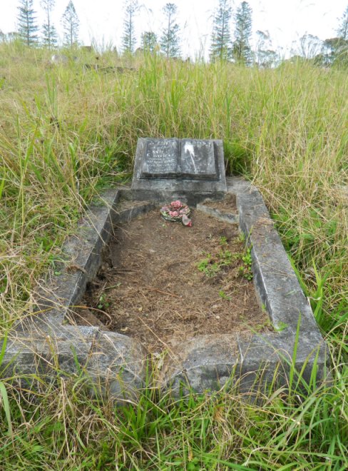 JONES CHAMPION Margaret Ann Holywood 1877-1936 grave full.jpg